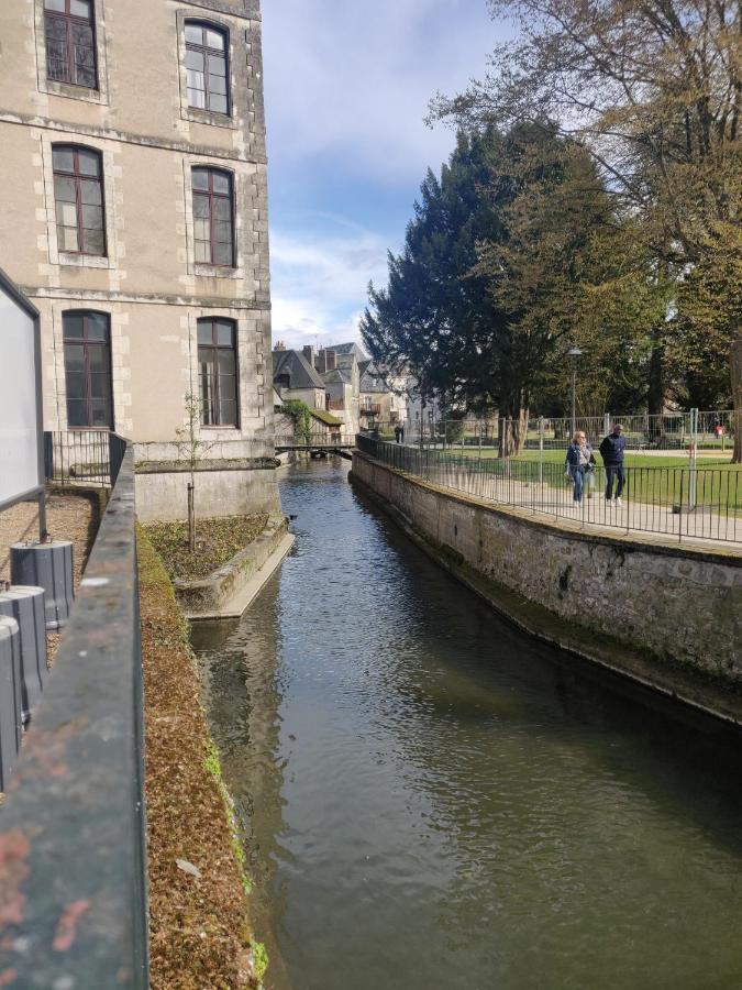 La Tranquillite Proche Des Chateaux De La Loire. *